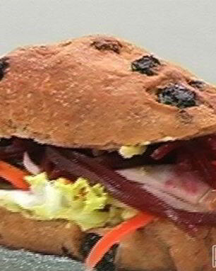 Багет с курицей и свеклой