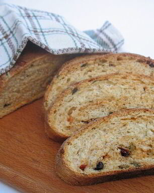 Итальянский хлеб с оливками, маслинами, вялеными помидорами и итальянскими травами