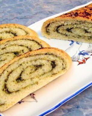 Хлеб с начинкой из чеснока и зелени