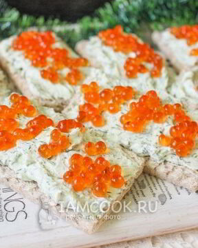 Хлебцы с красной икрой и укропно-творожным муссом
