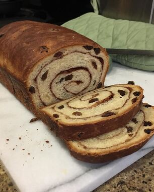 Сдобный хлеб с изюмом и корицей