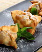 Хрустящие конвертики из теста с начинкой из банана и фиников