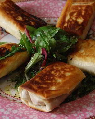 Хрустящие конвертики с фетой, ветчиной и финиками