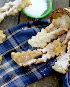 Хворост тонкий хрустящий на кефире