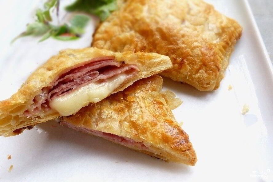 Рецепт конвертики из слоеного теста с сыром