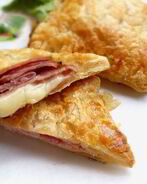 Конвертики из слоеного теста с сыром