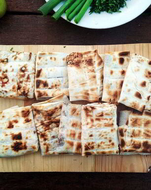 Конвертики из лаваша с сулугуни, зеленью и томатами