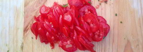 конвертики из лаваша с сулугуни, зеленью и томатами. Шаг 2