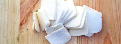 конвертики из лаваша с сулугуни, зеленью и томатами. Шаг 3