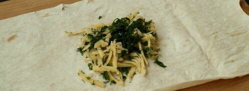 конвертики из лаваша с сыром и зеленью. Шаг 4