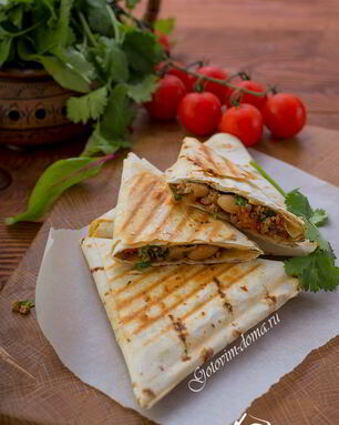 Конвертики с мясом и фасолью в лаваше