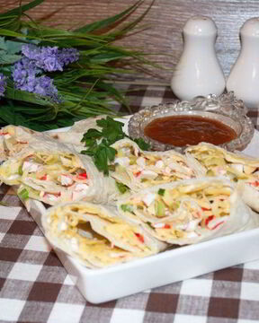 Лаваш с крабовыми палочками и огурцом