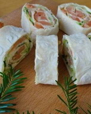 Лаваш с красной рыбой и огурцом