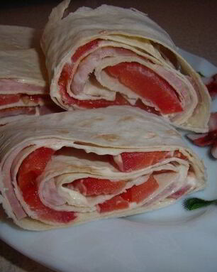 Лаваш с ветчиной и помидорами