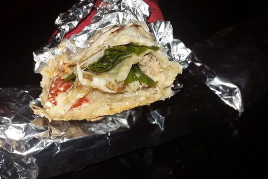 Рецепт лаваш, запеченный с тунцом, помидорами и сыром