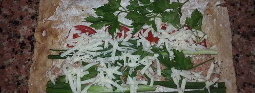 лаваш, запеченный с тунцом, помидорами и сыром. Шаг 4