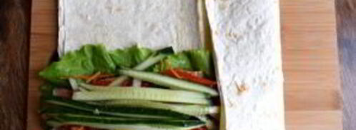 ролл из лаваша с курицей и овощами. Шаг 6