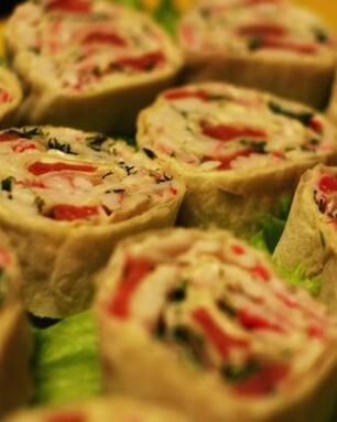 Рулеты из лаваша с крабовым мясом и красной рыбой