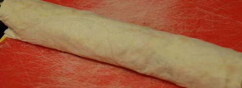 рулеты из лаваша с крабовым мясом и красной рыбой. Шаг 2