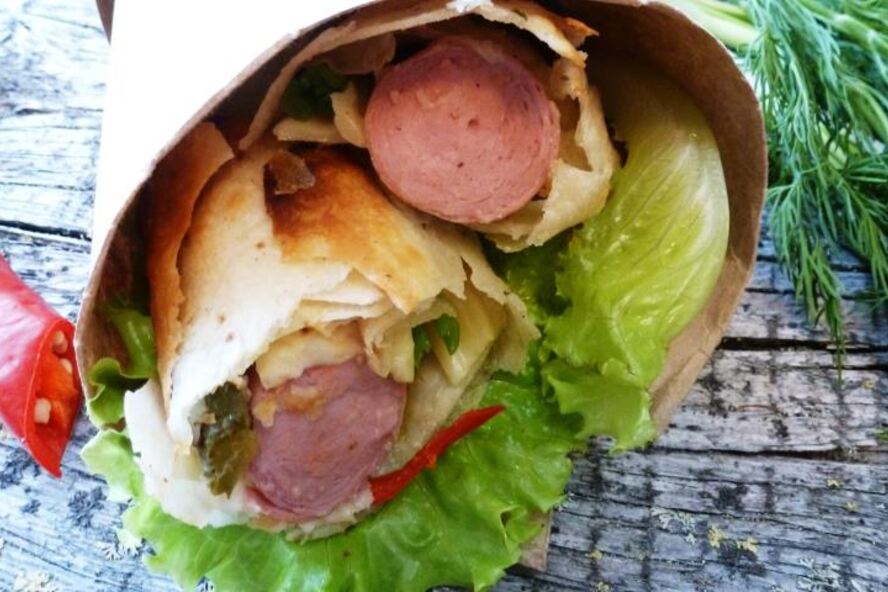 Рецепт сосиска в лаваше с маринованным огурцом и сыром