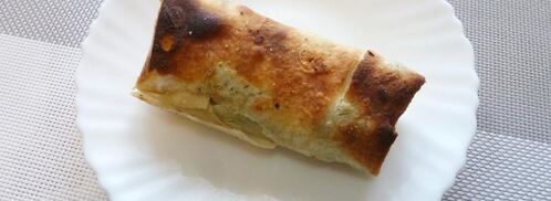 сосиска в лаваше с маринованным огурцом и сыром. Шаг 3