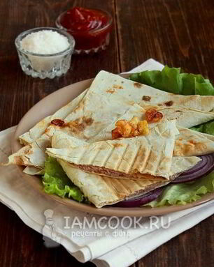 Треугольники из лаваша с ветчиной и сыром