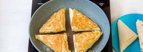 жареный лаваш с колбасой и сыром. Шаг 11