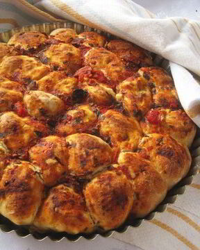 Фокачча из шариков с сыром и оливками