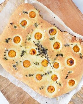 Фокачча с физалисом и тимьяном