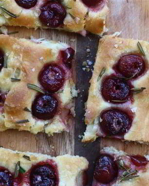 Фокачча с вишней и розмарином