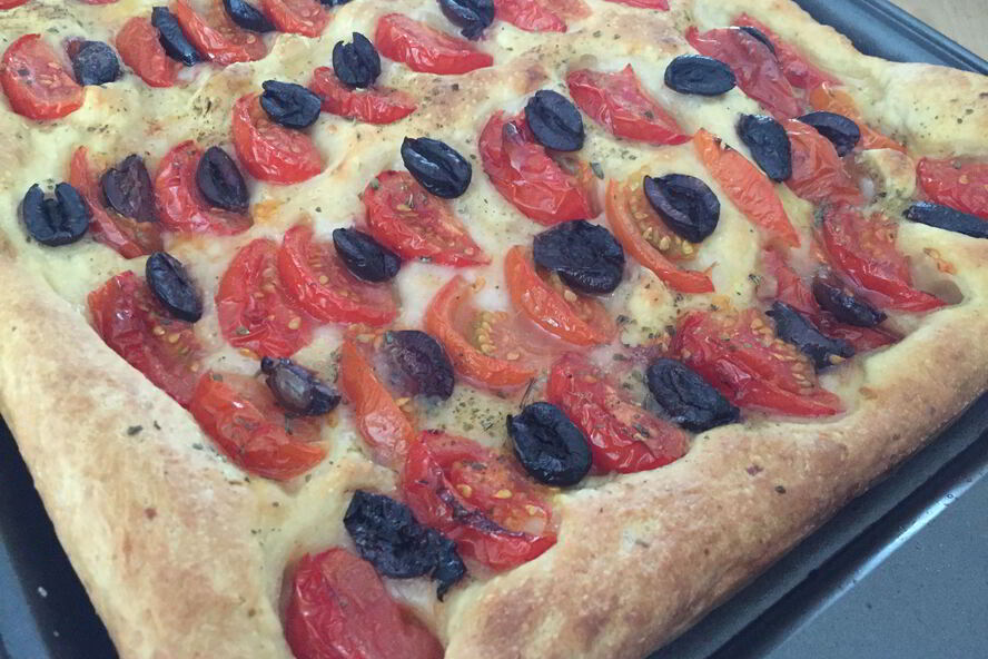 Рецепт итальянская фокачча с маслинами и помидорами