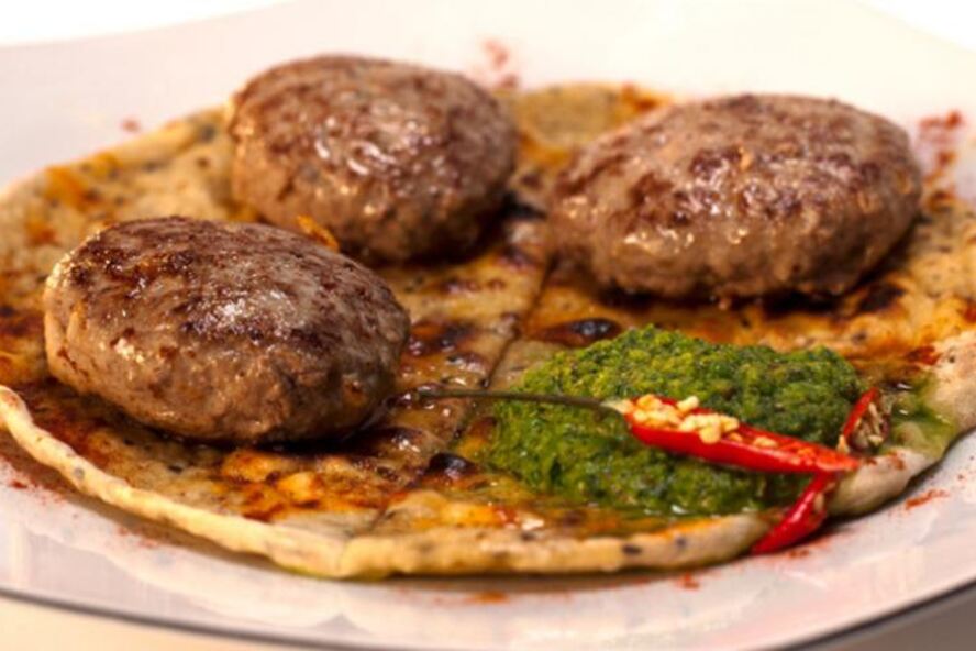 Рецепт кефта из баранины на лепешке с кунжутом