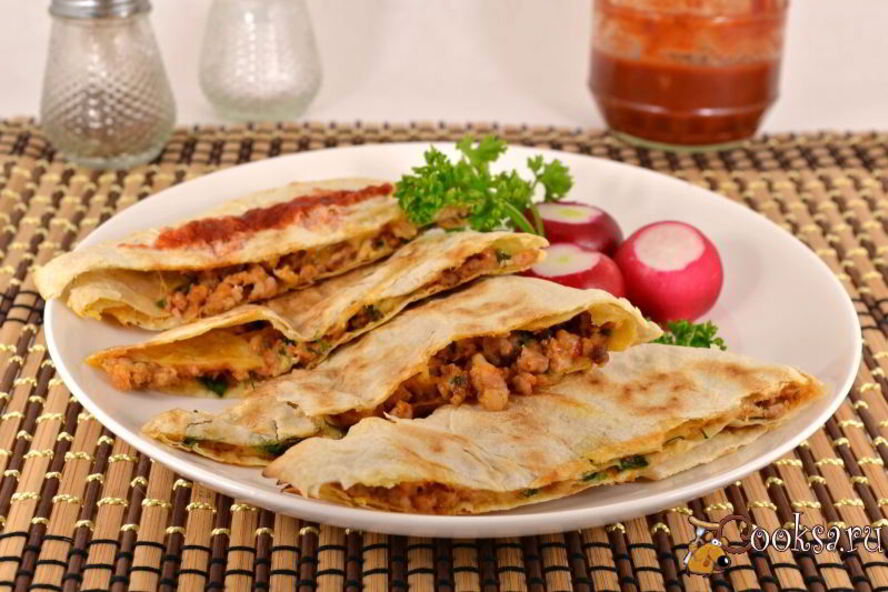 Рецепт лепешки из лаваша с мясом и сыром