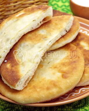 Лепешки на сковороде с зеленым луком и яйцом