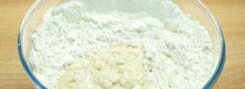 лепешки на сковороде с зеленым луком и яйцом. Шаг 3