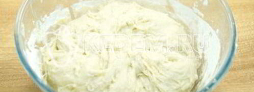 лепешки на сковороде с зеленым луком и яйцом. Шаг 4