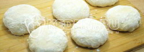 лепешки на сковороде с зеленым луком и яйцом. Шаг 5