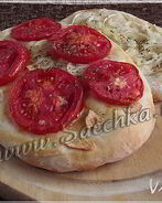 Лепешки с луком и помидорами