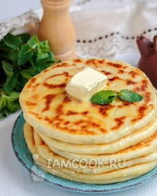 Лепешки с сыром и зеленью на сковороде