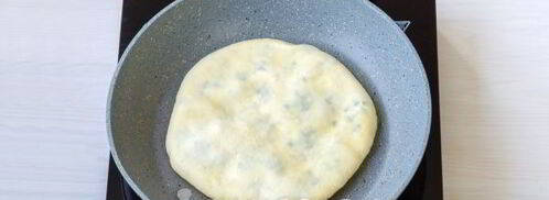 лепешки с сыром и зеленью на сковороде. Шаг 17