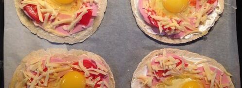 пита с колбасой, сыром и яйцом. Шаг 4