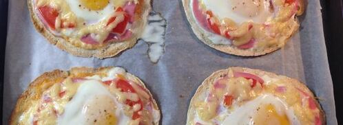 пита с колбасой, сыром и яйцом. Шаг 5