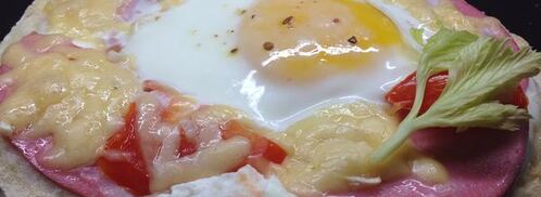 пита с колбасой, сыром и яйцом. Шаг 6