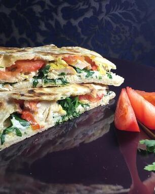 Пита с курицей, сыром и овощами