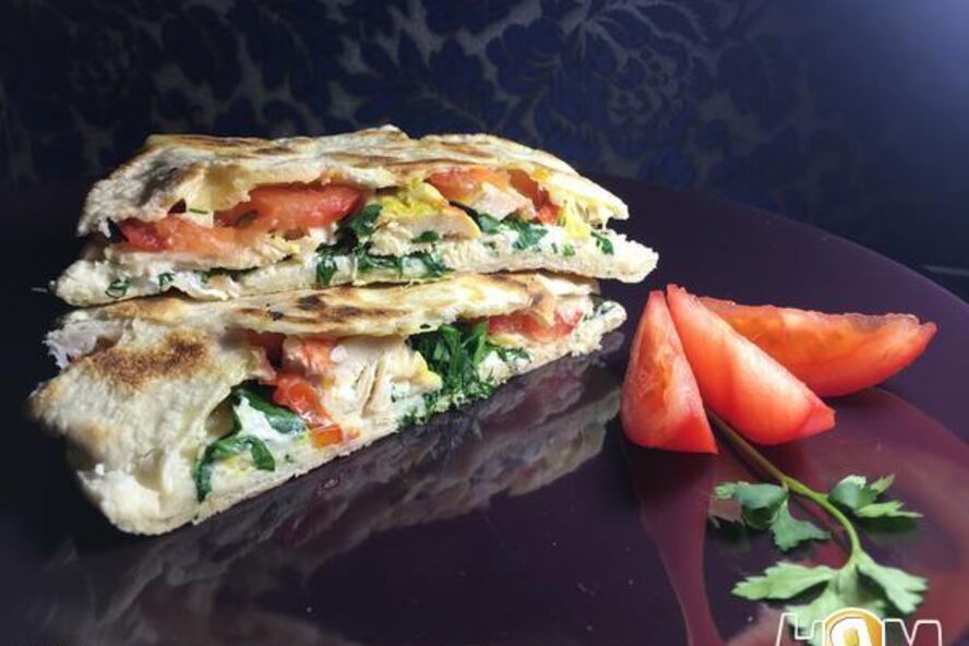 Рецепт пита с курицей, сыром и овощами