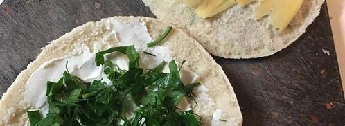 пита с курицей, сыром и овощами. Шаг 2