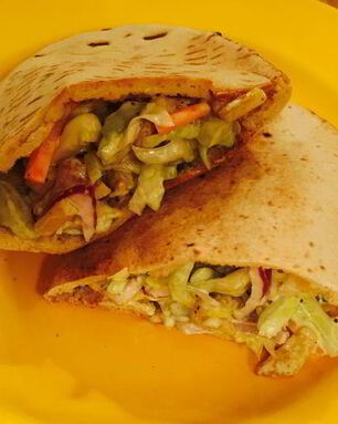 Сочная пита с курицей и салатом