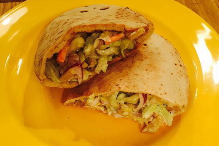 Рецепт сочная пита с курицей и салатом