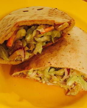 Сочная пита с курицей и салатом