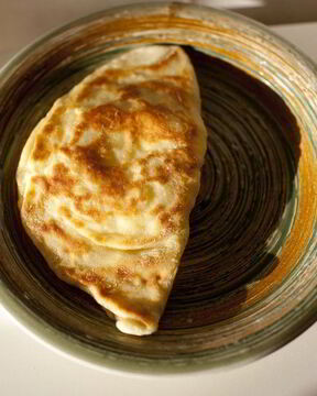 Сырная лепешка с базиликом